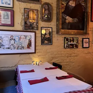 Nice place setting, notice the paper on the table so you can doodle with crayons