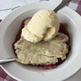 Cherry crumble with ice cream