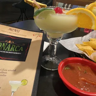 a margarita and chips