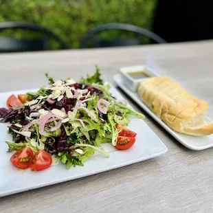 Insalata, homemade bread