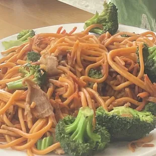 a plate of noodles and broccoli