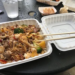 Beef, broccoli, rice, red onion, red peppers, and mushrooms. Hot and delicious!