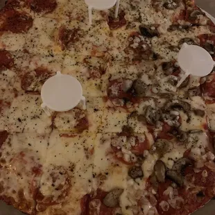 Medium, thin crust, extra cheese, pepperoni, add on one half mushroom and onion. Delivery order.