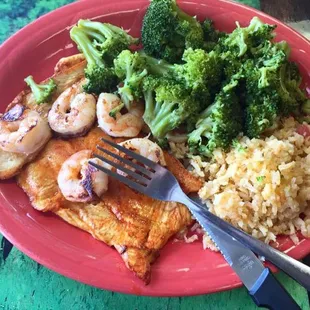 a plate of food with shrimp, broccoli and rice