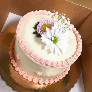 Besides delicious lunches, they make gorgeous cakes!