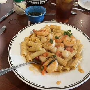 Scallops and shrimp over rigatoni. Yummy.