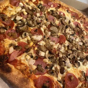 Meat lovers pizza (added chicken and mushrooms)