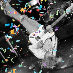 Kurt Cobain upside down ... with CONFETTI!
