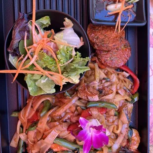 Drunken Noodles lunch combo