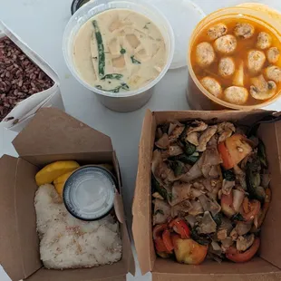 Green curry with chicken and rice, tom yum soup, pad kee mao with chicken, and mango sticky rice.