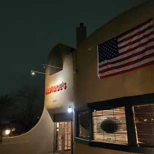 the outside of the restaurant at night