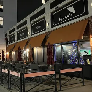 the outside of a restaurant