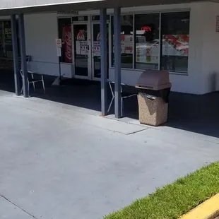 the outside of a restaurant