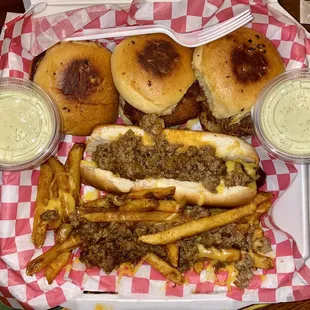 Sampler plate...beef, chicken, n bbq sliders...hot dog n chili fries