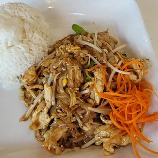Pad Thai with chicken, and no peanuts.