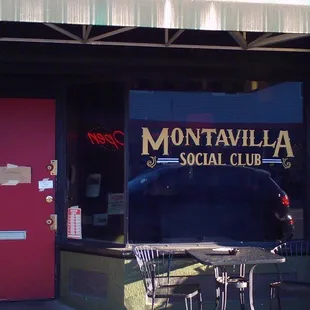 This joint is right across the street from East Glisan Pizza Lounge (no review)