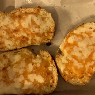 Cheesy garlic bread to go