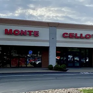 Front entrance to restaurant in strip mall