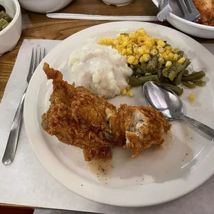 Fried chicken, mashed potatoes with gravy, corn &amp; green beans