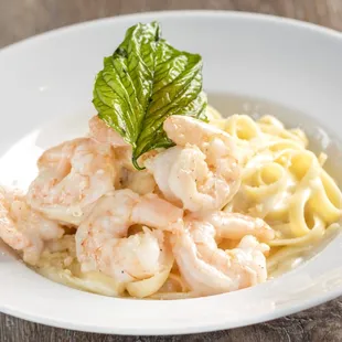 Enjoy our exquisite FETTUCCINE ALFREDO pasta, the secret sauce of the house, to which we have added Shrimp