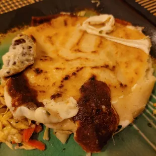 Queso y loroco pupusa