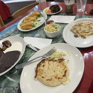 Platano Frito, Yuca Frita con Chicharon, Pupusa de Loroco, Pupusas de frijol y Queso