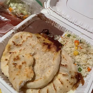 Combo 2 pupusas con arroz y frijoles