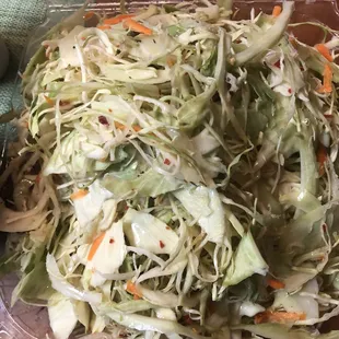 Ensalada de repollo o el repollo completo   Que desagradable presentacion!