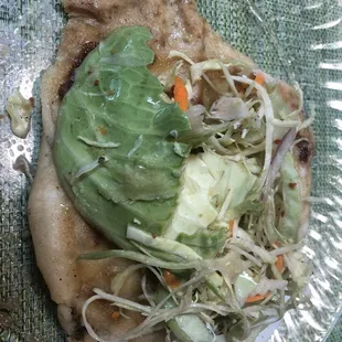 Pupusa y un hoja de repollo