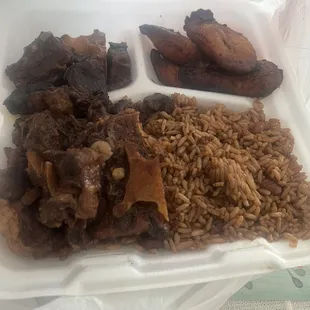 Oxtail with rice and peas and plantain