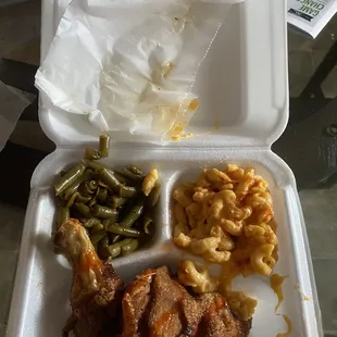Fried chicken, Maceroni and cheese, and green beans