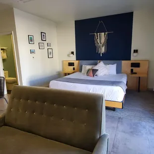 King size bed with USB ports on BOTH nightstands