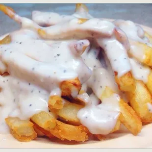 Fries topped with gravy