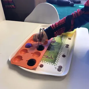 Fine motor skills using pincer tongs with varied textures and colors