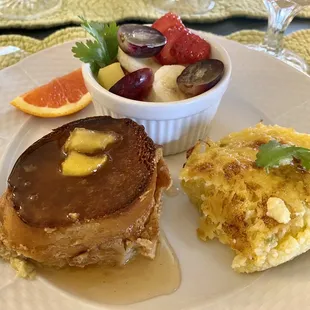 Apple cider French toast, cheesy grits, &amp; fresh fruit