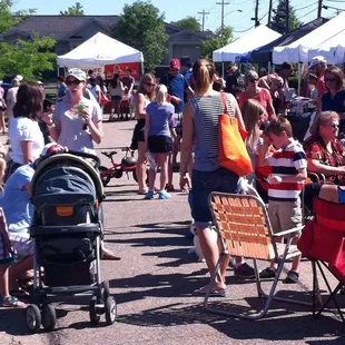  large crowd of people shopping