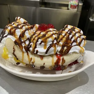 Monty&apos;s Penguin Legendary Banana Split