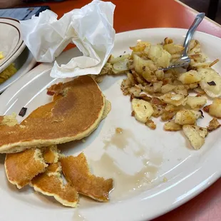 Rubbery doughy pancakes  Unseasoned potatoes  Paper thin bacon Cheap smuckers syrup