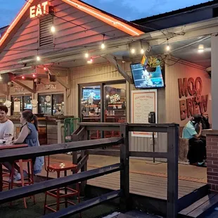Moo &amp; Brew, exterior night
