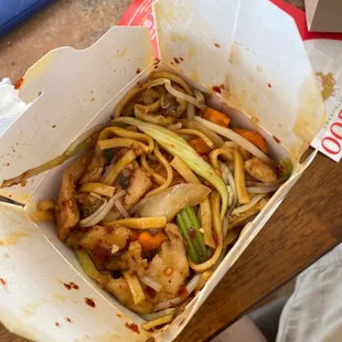 Spicy chicken lo mein