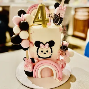 a minnie mouse cake