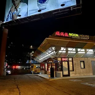 Outside restaurant w/ parking