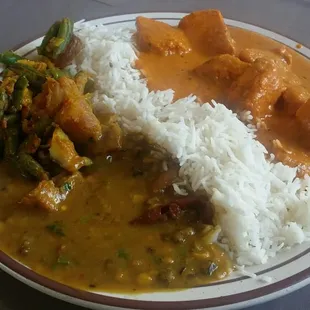Chicken tikka masala-bland &amp; the chicken-dry,the daal was extremely salty!The cook needs to find some balance with the spices!