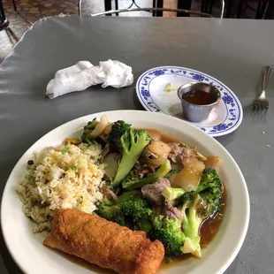 Sometimes you just need some hearty Chinese food. The $7 beef and broccoli combo