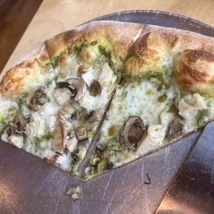 Pesto base pizza with cheese, grilled chicken and mushroom!