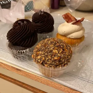 Moonlight Cakes cupcakes...Too Sweet! Ready for the trash  to save my health ‍