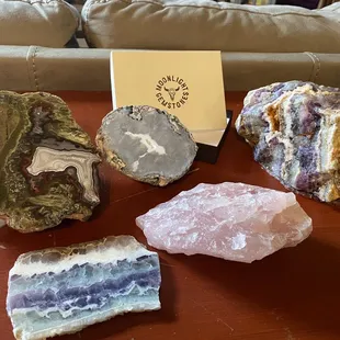 Such great rocks in both raw and polished pieces!