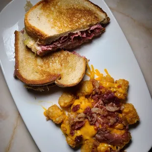 a sandwich and macaroni and cheese