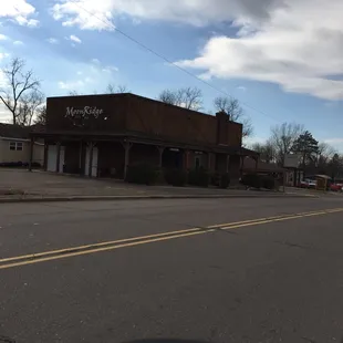 a view of the outside of the building