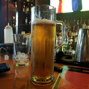 Good drinks bar tenders are personable and 3 dollar rolls on wed